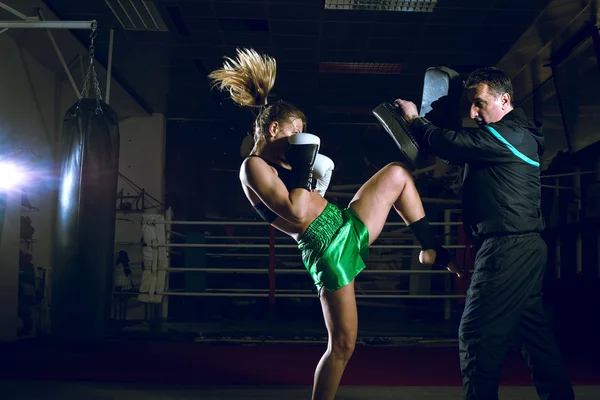 Boxerin beim Knie-Tritt — Stockfoto