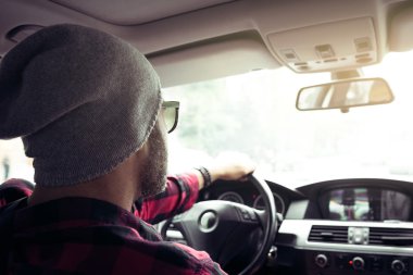 yakışıklı adam sürüş araba