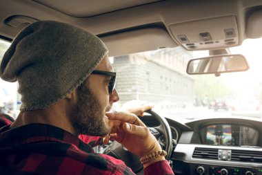 yakışıklı adam sürüş araba