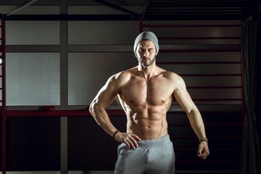 spor salonunda poz adam