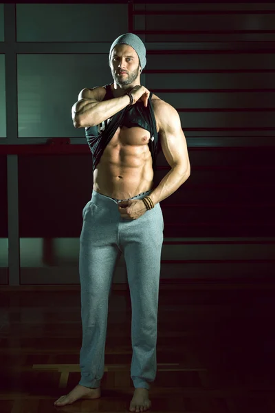 Homme posant dans la salle de gym — Photo