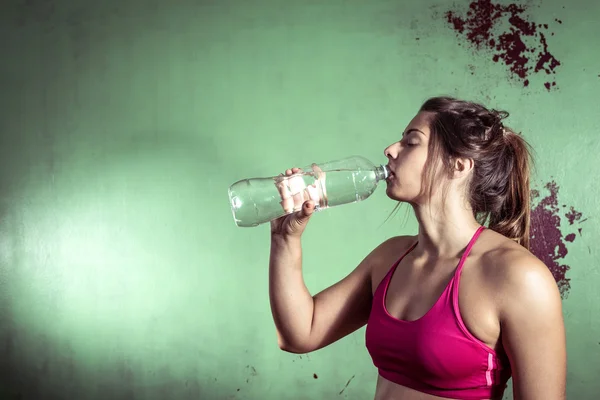 Ragazza acqua potabile dopo l'allenamento — Foto Stock