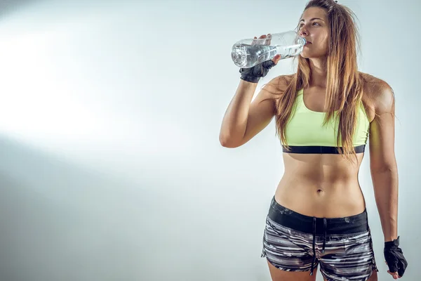 Isoliertes Bild von Mädchen, die Wasser trinken. — Stockfoto