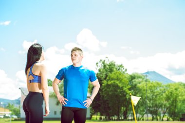 İki genç sporcular Atletizm üzerinde.