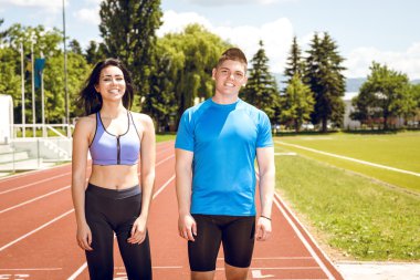 İki genç sporcular Atletizm üzerinde.