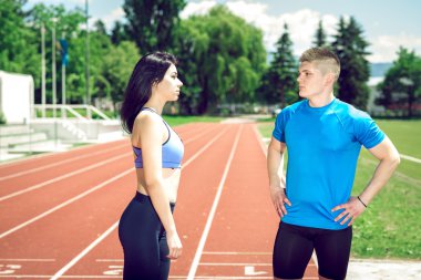 İki genç sporcular Atletizm üzerinde.