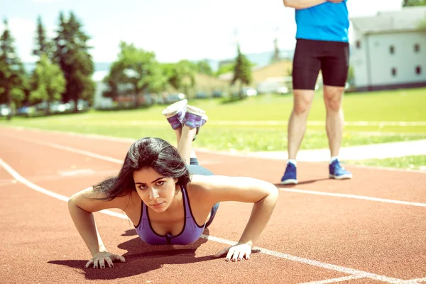 Push-up con trainer outdoor — Foto Stock