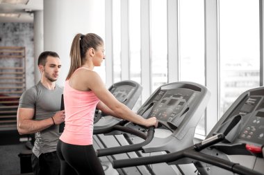 Kişisel antrenör ile koşu bandı yürüyüş.