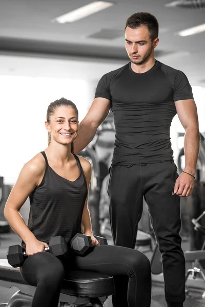Personal trainer talks to his client. — Stock Photo, Image