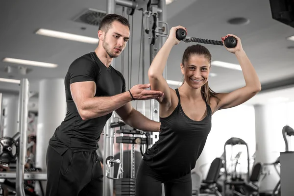 Treinador de fitness pessoal com seu cliente no ginásio . — Fotografia de Stock