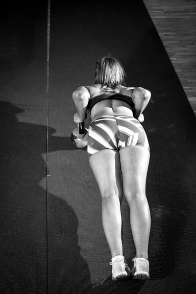 Fitness femme faisant push ups avec kettlebells — Photo