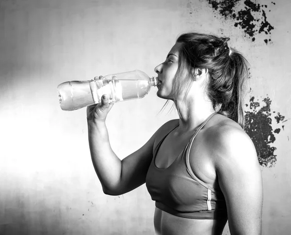 Ragazza acqua potabile dopo l'allenamento — Foto Stock