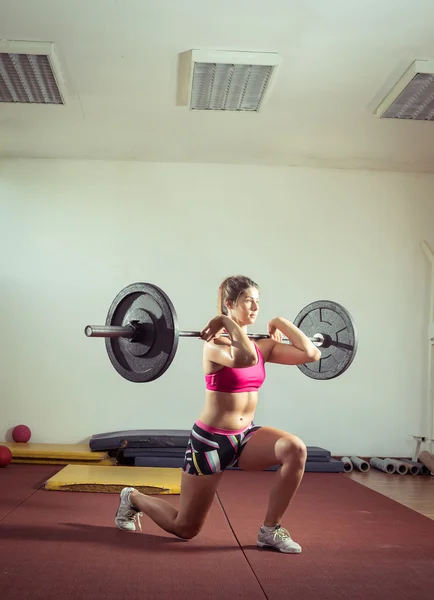 Chica haciendo levantamiento de pesas — Foto de Stock