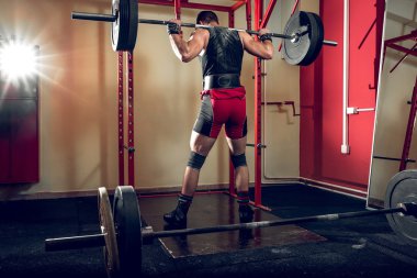 Ağız kavgası kapalı yapan genç erkek.