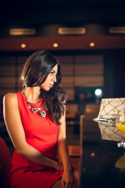 Baştan çıkarıcı kadın içki kokteyl.