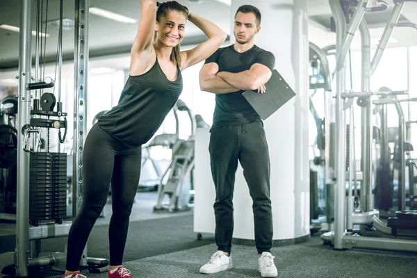 Treinador de fitness pessoal com seu cliente no ginásio . — Fotografia de Stock