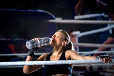 Boksör kız içme suyu