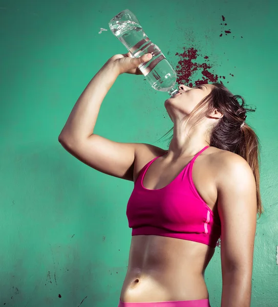 Ragazza acqua potabile dopo l'allenamento — Foto Stock