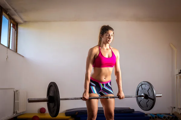 Chica haciendo levantamiento de pesas —  Fotos de Stock