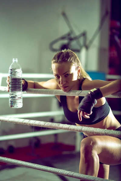 Boxer meisje drinkwater — Stockfoto