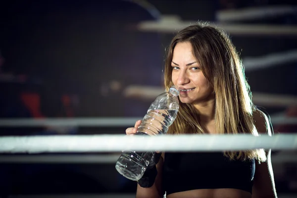 Boxer flickan dricksvatten — Stockfoto