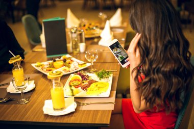 Restoranda yemek fotoğraf çekmek