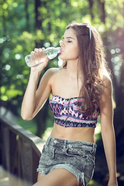 Ragazza acqua potabile da bottiglia in natura — Foto Stock