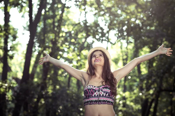 Menina esticando os braços na floresta — Fotografia de Stock