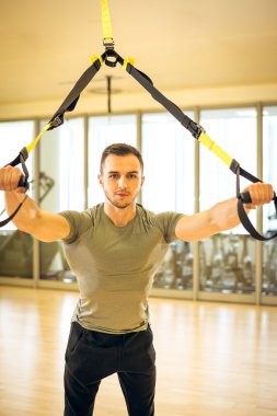 Modern fitness tesisi eğitim süspansiyon askıları
