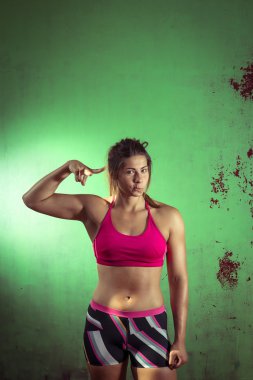 spor salonunda poz kız