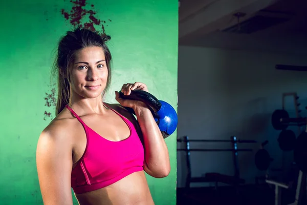 Meisje bedrijf kettlebell — Stockfoto