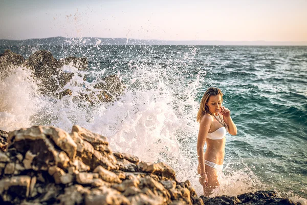 Beautiful girl in sea — Stock Photo, Image