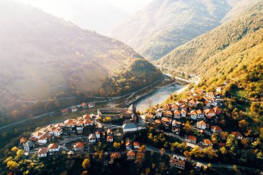 Bosna 'nın ortasındaki Vranduk Kalesi ve antik kentin havadan görünüşü. Bosna-Hersek 'in Zenica yakınlarında. Tonu ayarlanmış resim.
