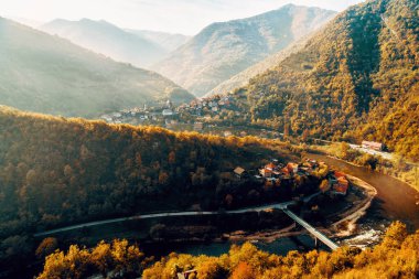 Bosna 'nın ortasındaki Vranduk Kalesi ve antik kentin havadan görünüşü. Bosna-Hersek 'in Zenica yakınlarında. Tonu ayarlanmış resim.