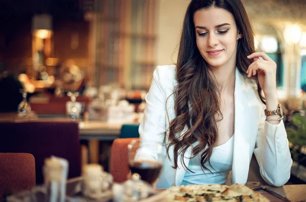 Mujer Joven Elegante Cenando Pizza Sola Restaurante Lujo Imagen Tonificada — Foto de Stock