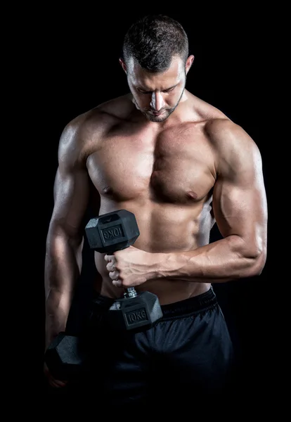 Man gör biceps curls i gymmet. — Stockfoto