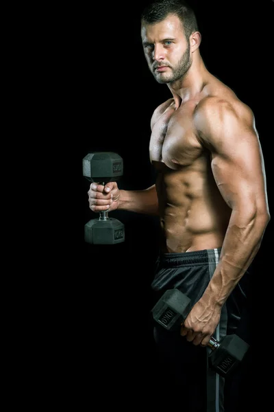 Man doen biceps krullen in gym. — Stockfoto