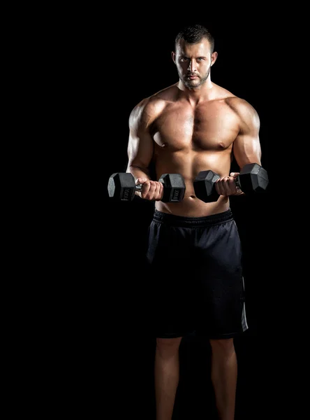Człowiek robi biceps loki w siłowni. — Zdjęcie stockowe