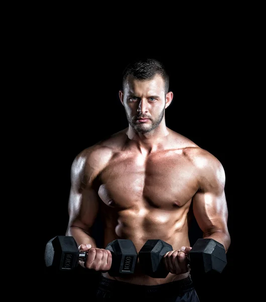 Człowiek robi biceps loki w siłowni. — Zdjęcie stockowe