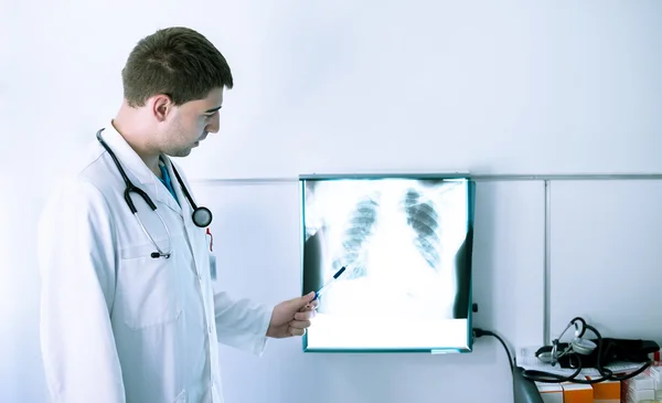 Arzt beim Röntgen der Lunge — Stockfoto