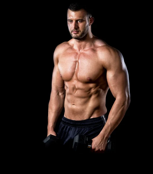 Hombre haciendo bíceps rizos en el gimnasio . — Foto de Stock