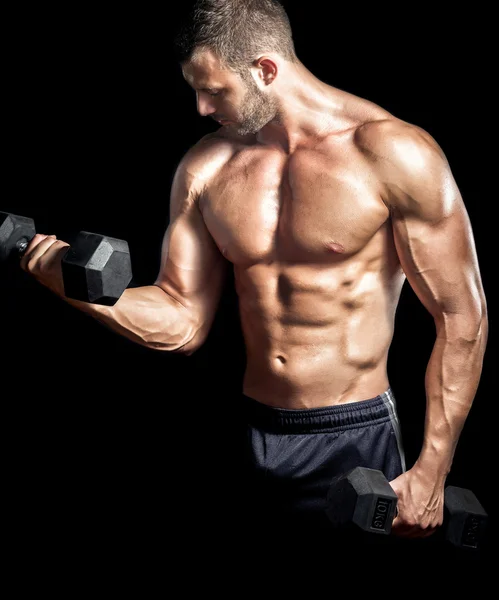Člověk dělá biceps kadeře v tělocvičně. — Stock fotografie