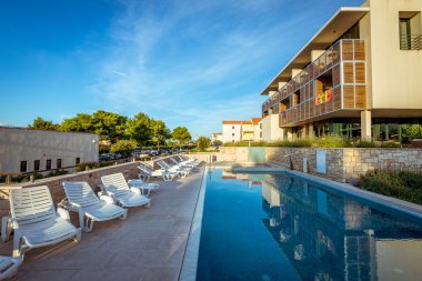 Akdeniz sahilinde otel Havuzu