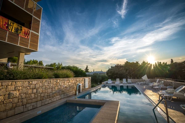 Piscina hotelului pe coasta mediteraneană — Fotografie, imagine de stoc