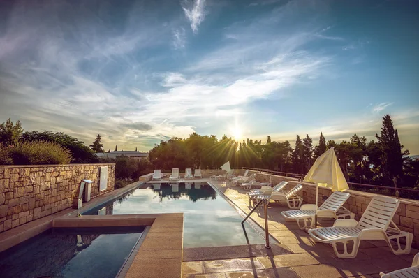Zwembad van het hotel aan mediterrane kust — Stockfoto