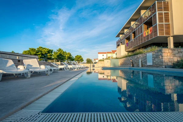 Zwembad van het hotel aan mediterrane kust — Stockfoto