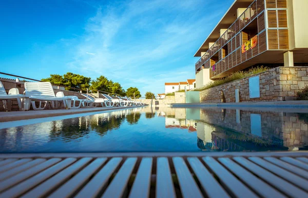 Zwembad van het hotel aan mediterrane kust — Stockfoto