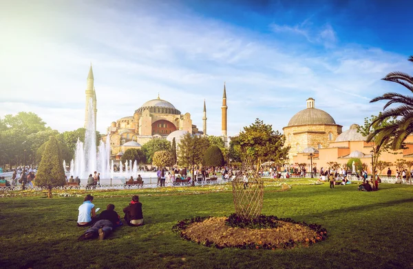 Chrám Hagia Sophia a lidi kolem — Stock fotografie