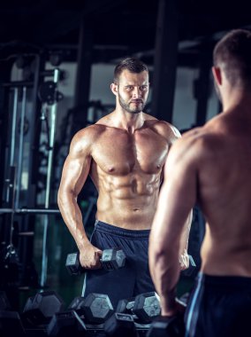 pazı bukleler yapan erkek