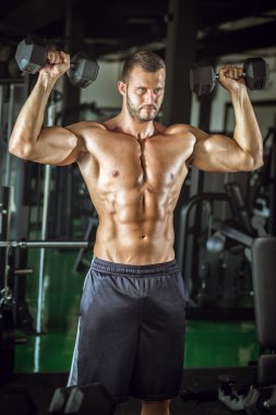 pazı bukleler yapan erkek